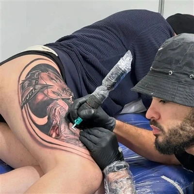 Como identificar as qualificações e os padrões de higiene de uma loja de tatu...