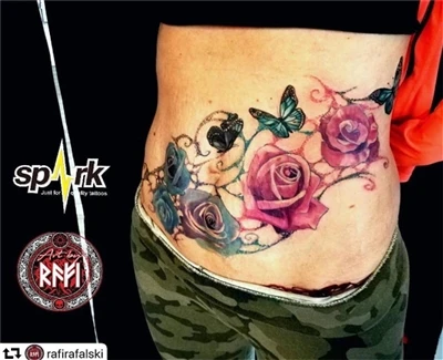 Uma tatuagem de uma flor