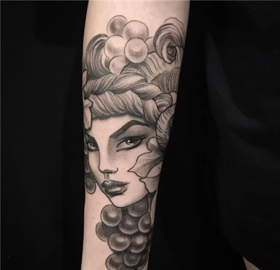 mulher para tatuagem