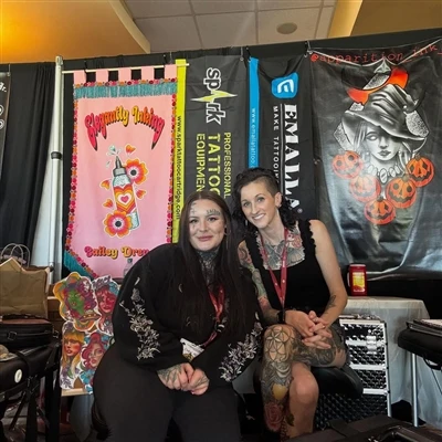 Artista certificado SPARK-recebe honras na CPA Tattoo Expo, mostrando a excel...