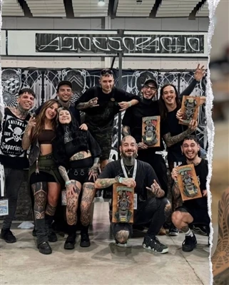 O artista argentino Nahuel Gomez protege o acabamento do pódio na Convenção d...