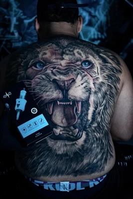A cultura de tatuagem vai mainstream: arte, segurança e auto - Expressão Toma...