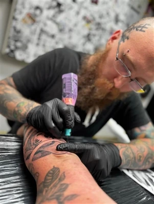 Que significado religioso e social único a cultura de tatuagens de diferentes...