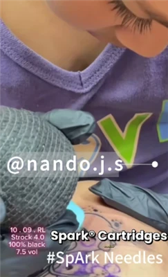 Tatuagens e menina infantil